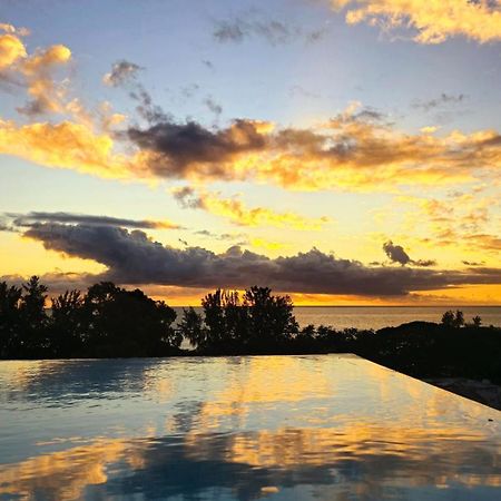 Апартаменты Luxury Penthouse With Infinity Pool & Stunning Sea View Flic en Flac Экстерьер фото