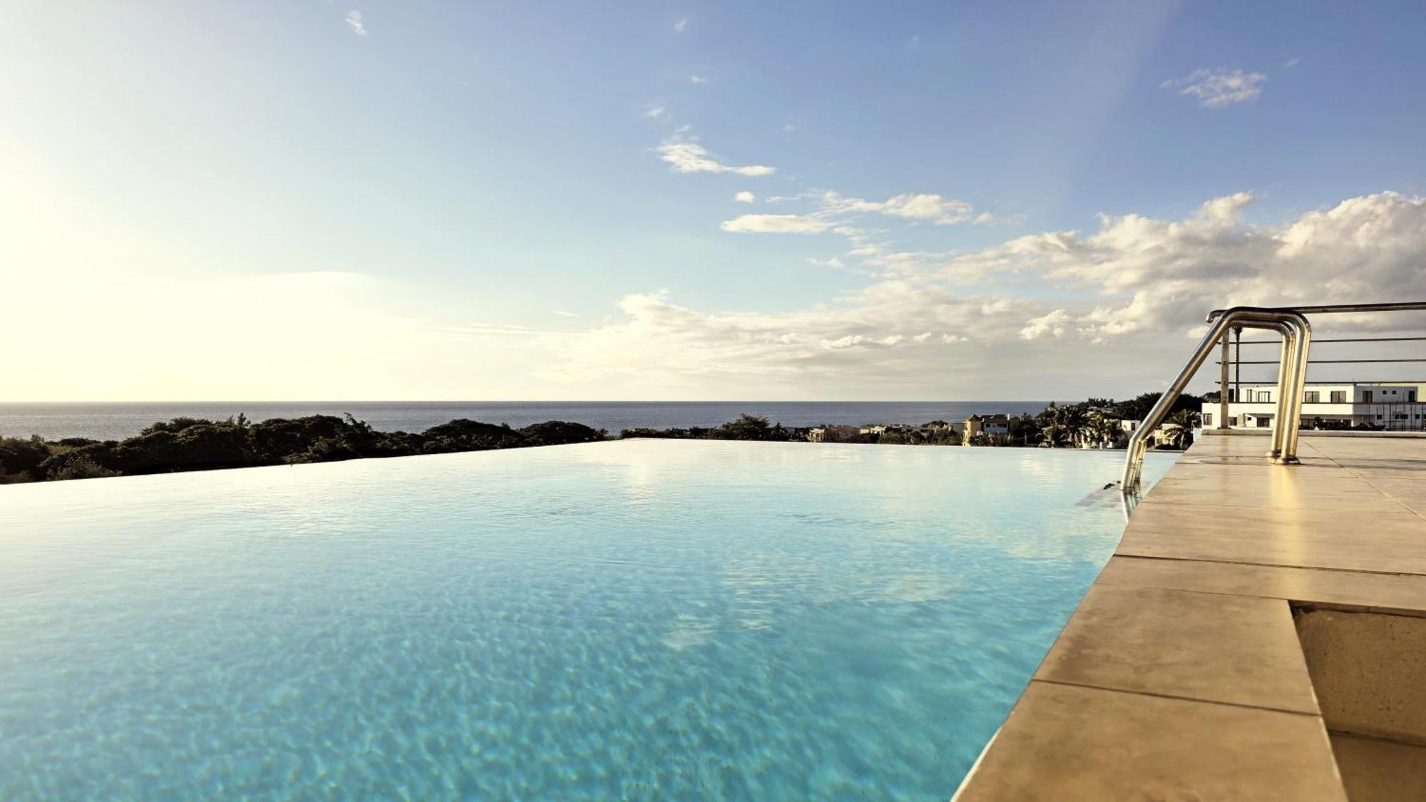 Апартаменты Luxury Penthouse With Infinity Pool & Stunning Sea View Flic en Flac Экстерьер фото