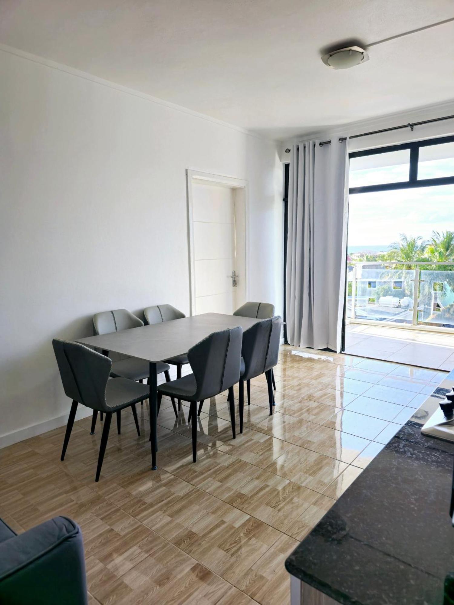 Апартаменты Luxury Penthouse With Infinity Pool & Stunning Sea View Flic en Flac Экстерьер фото